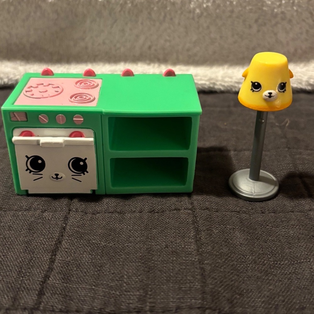 Shopkins Happy Places Petkins Kitchen Stove and Floor Lamp Green Pink Yellow